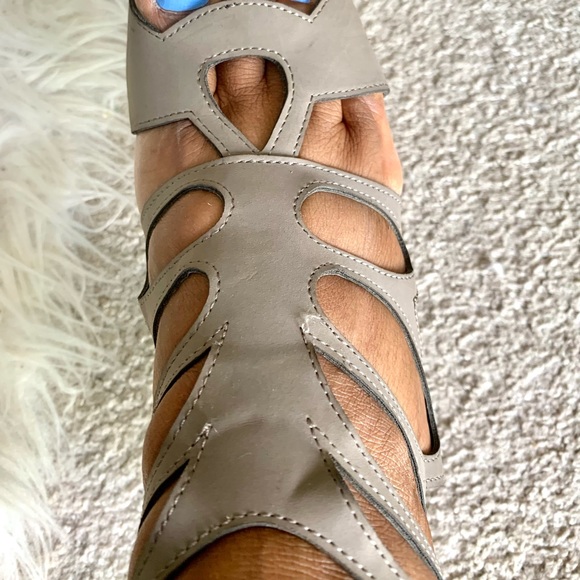 ❌❌❌SOLD❌❌❌Gorgeous gray cutout sandals size 8 🎉🎉🥰🥰 - Picture 7 of 9